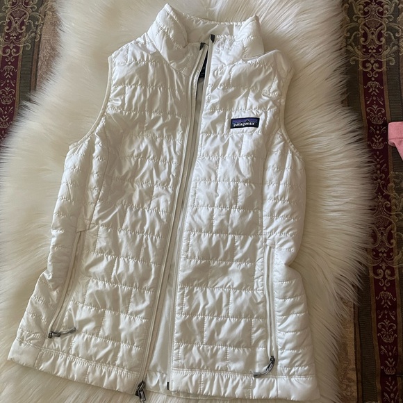 Patagonia Women's Cream Quilted Vest - Picture 6 of 11